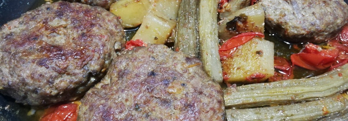 Hamburger in padella con carciofi e patate