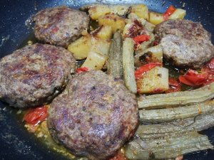 Hamburger in padella con carciofi e patate