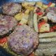 Hamburger in padella con carciofi e patate