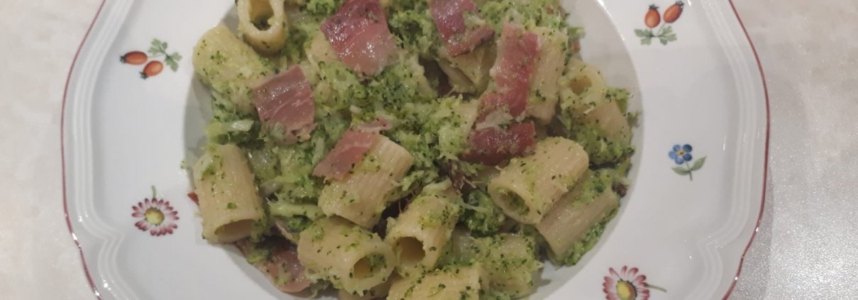 Mezze maniche con crema di broccoli siciliani e speck