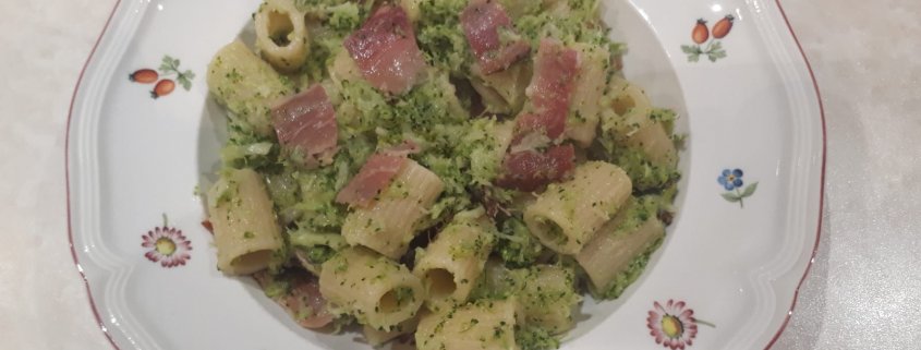 Mezze maniche con crema di broccoli siciliani e speck