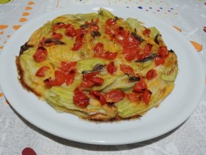 Fiori di zucca in pastella al forno con pomodorini e alici