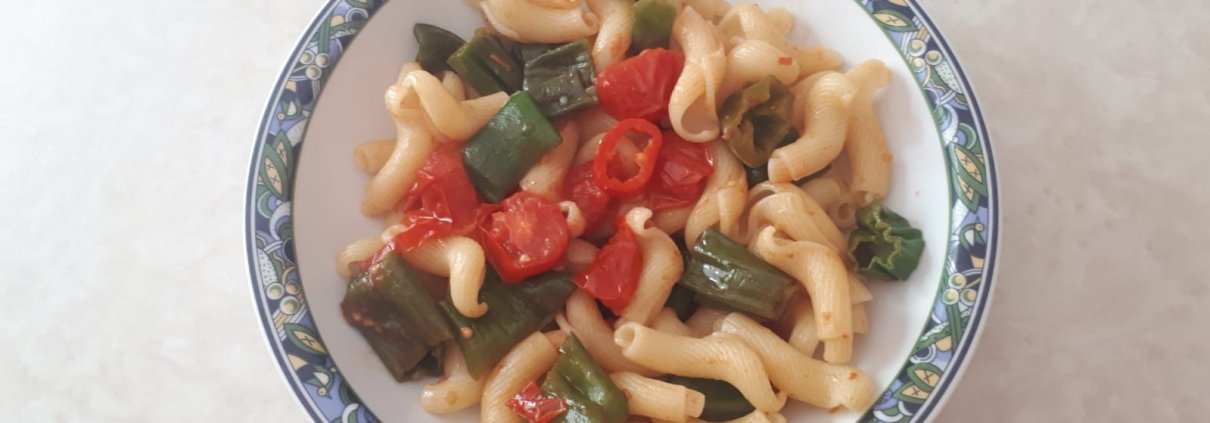 Gigli con friggitelli, pomodorini e peperoncino