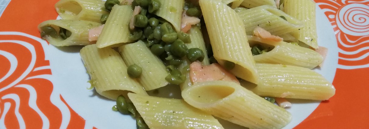 Pennoni rigati con piselli e salmone