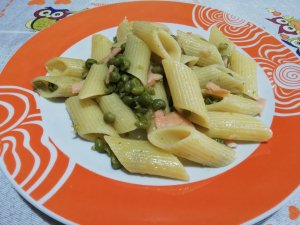 Pennoni rigati con piselli e salmone