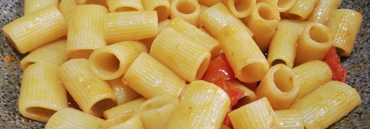 mezze maniche saporite con capperi e acciughe sott'olio