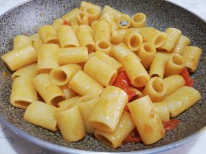 mezze maniche saporite con capperi e acciughe sott'olio