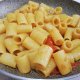 mezze maniche saporite con capperi e acciughe sott'olio
