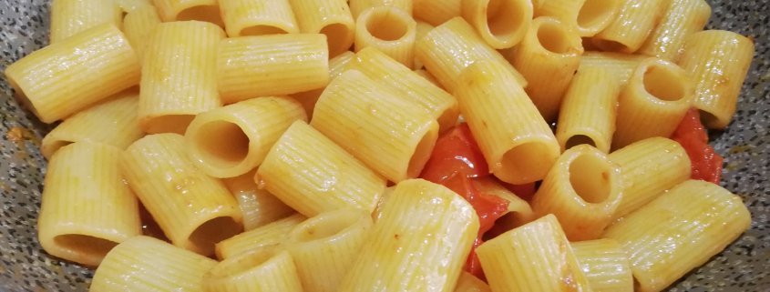 mezze maniche saporite con capperi e acciughe sott'olio
