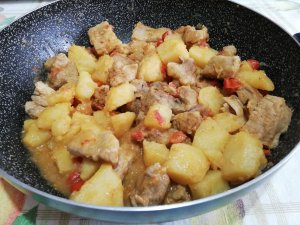 Bocconcini di vitello con patate e pomodorini