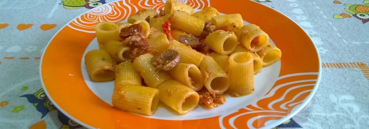 Mezze maniche con pomodori secchi tonno e olive