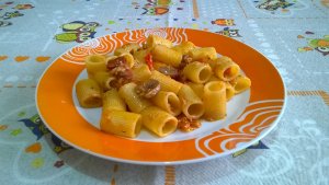 Mezze maniche con pomodori secchi tonno e olive