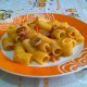 Mezze maniche con pomodori secchi tonno e olive