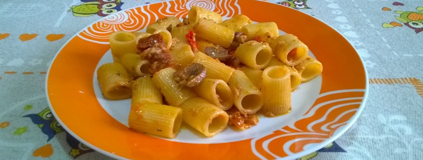 Mezze maniche con pomodori secchi tonno e olive