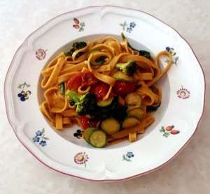 Fettuccine con curcuma e verdure miste