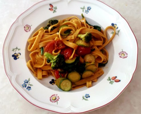 Fettuccine con curcuma e verdure miste