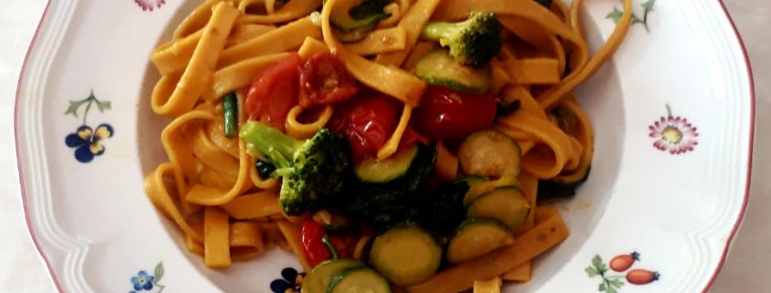 Fettuccine con curcuma e verdure miste