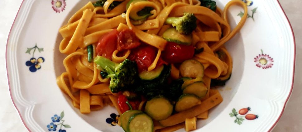 Fettuccine con curcuma e verdure miste