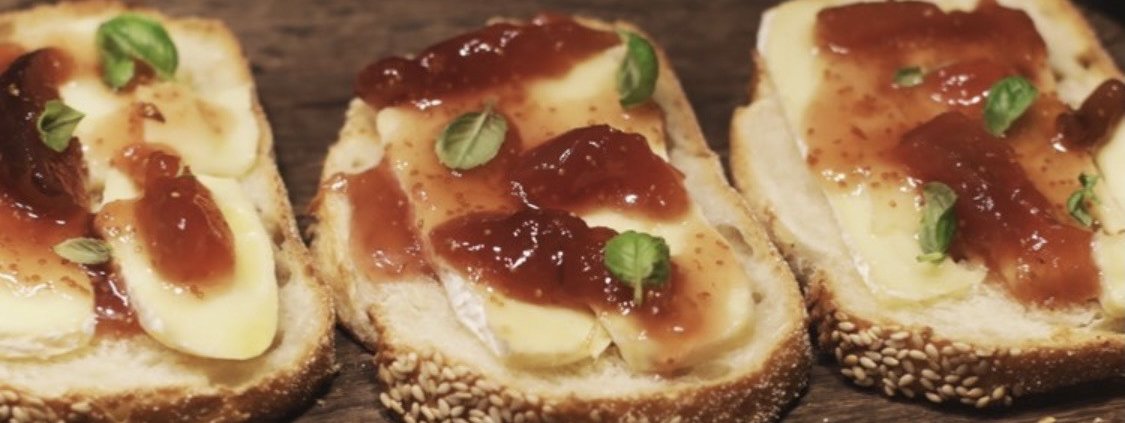 Bruschette con formaggio Brie e marmellata di fichi