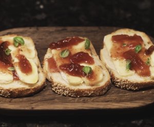 Bruschette con formaggio Brie e marmellata di fichi
