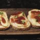 Bruschette con formaggio Brie e marmellata di fichi