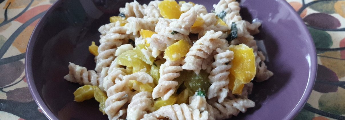 Pasta fredda con crema di fagioli cannellini e peperoni