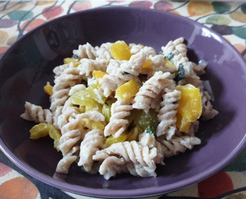 Pasta fredda con crema di fagioli cannellini e peperoni
