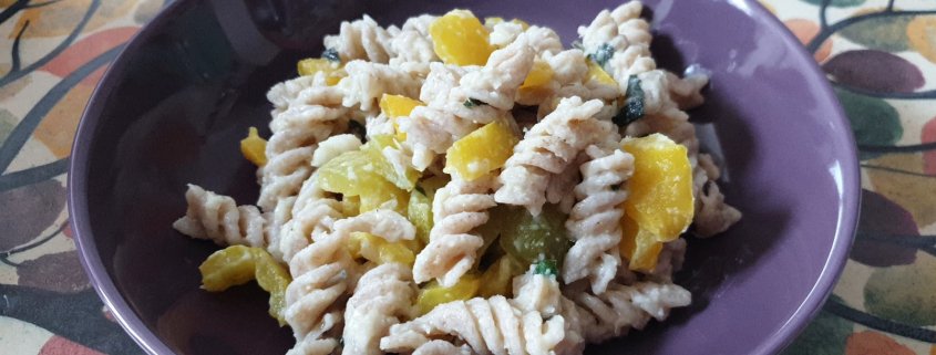 Pasta fredda con crema di fagioli cannellini e peperoni