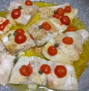 filetti di pesce persico con pomodorini e capperi