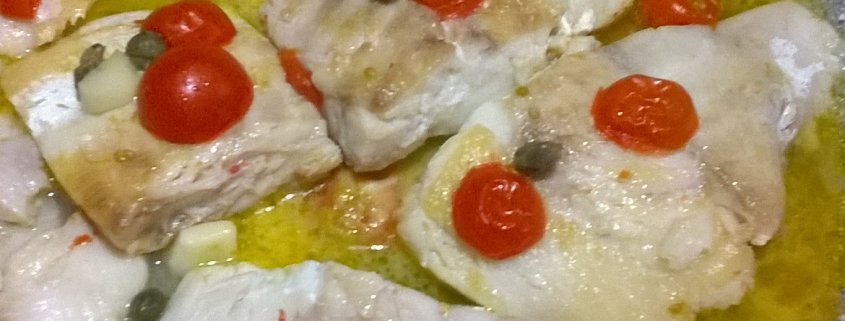filetti di pesce persico con pomodorini e capperi