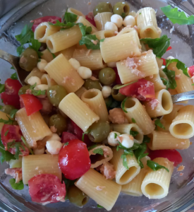 Pasta fredda con perline di mozzarella rughetta e pomodorini