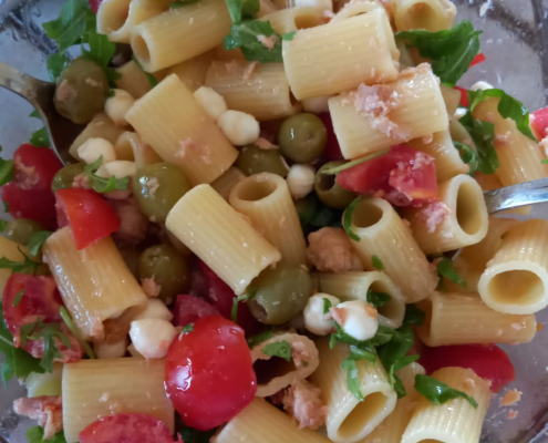 Pasta fredda con perline di mozzarella rughetta e pomodorini