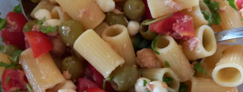 Pasta fredda con perline di mozzarella rughetta e pomodorini