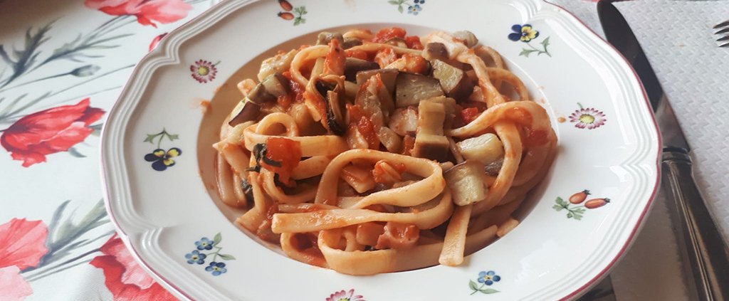 Scialatelli con pesce misto e melanzane