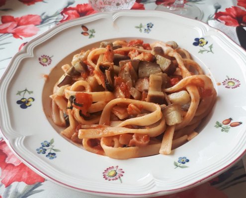 Scialatelli con pesce misto e melanzane