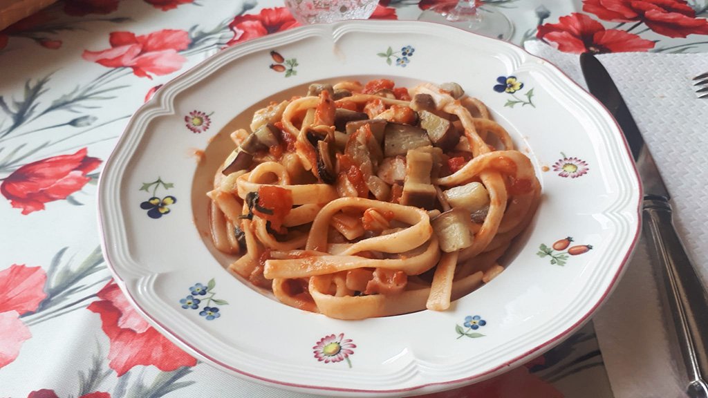 Scialatelli con pesce misto e melanzane
