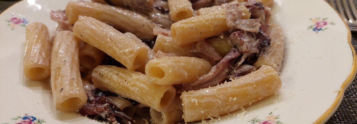 Rigatoni con pancetta e radicchio