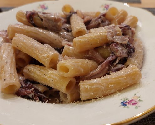 Rigatoni con pancetta e radicchio