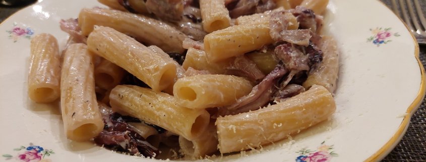 Rigatoni con pancetta e radicchio