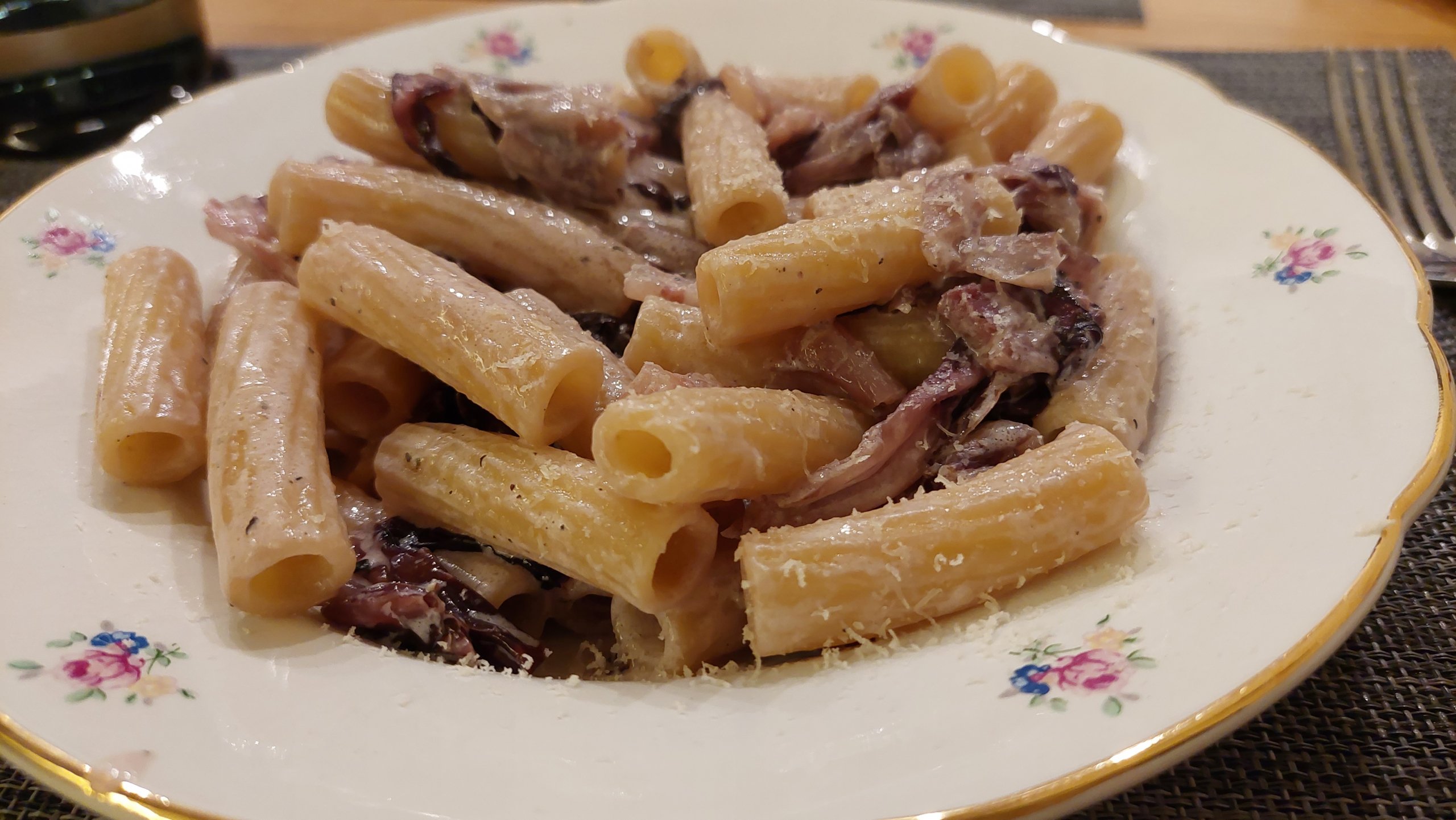 Rigatoni con pancetta e radicchio