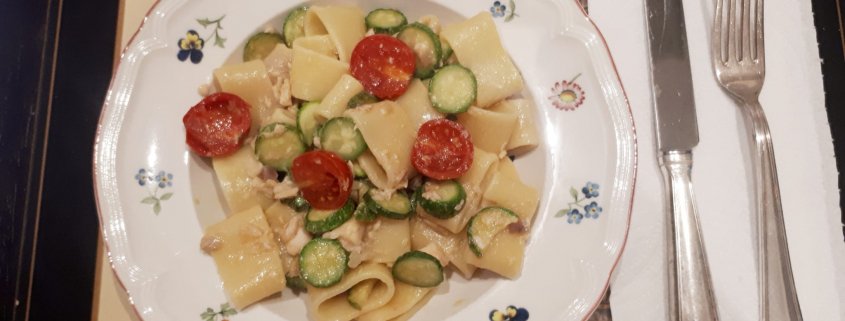 Calamarata con trota affumicata zucchine e pomodorini