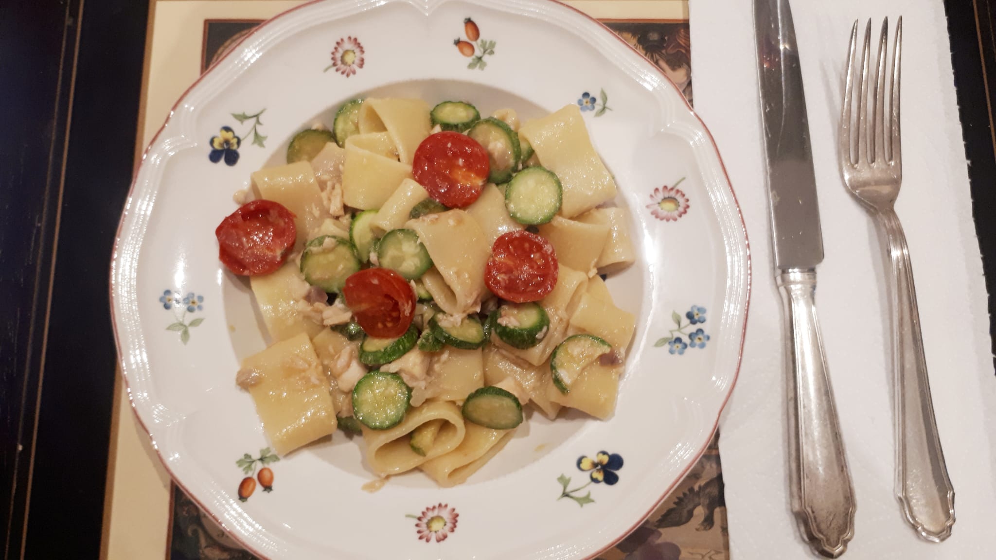 Calamarata con trota affumicata zucchine e pomodorini