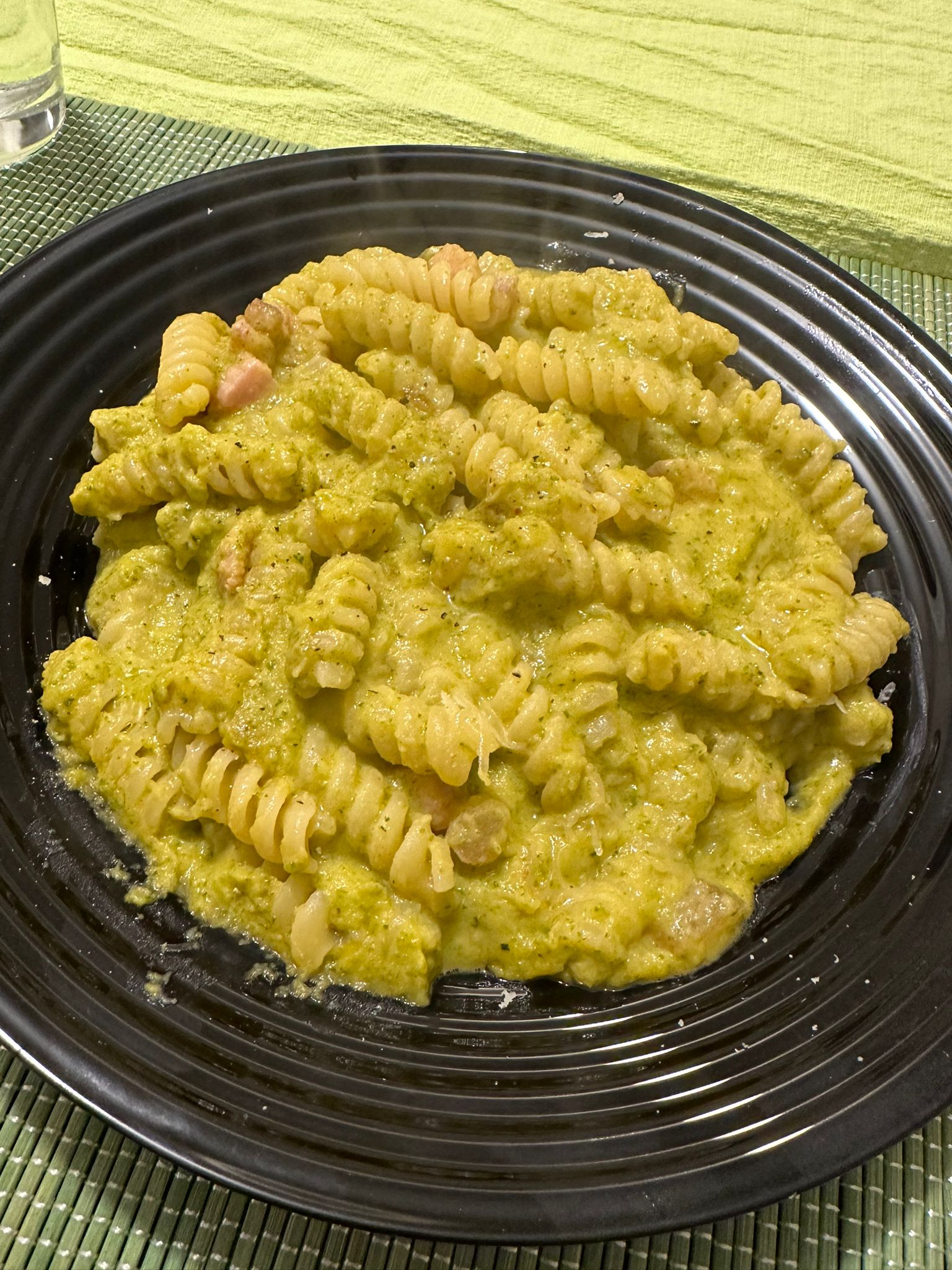 Fusilli con crema di zucchine e guanciale
