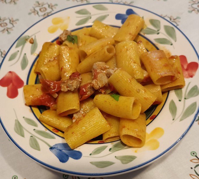 Maniche al tonno fresco e pomodorini