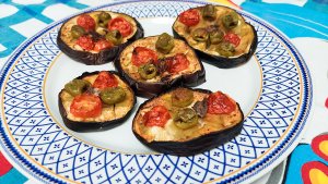 Melanzane al forno con datterini e olive