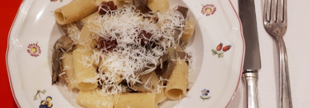 Mezze maniche con carciofi, pomodori secchi e pecorino