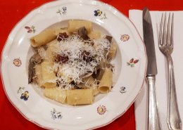 Mezze maniche con carciofi, pomodori secchi e pecorino
