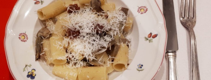 Mezze maniche con carciofi, pomodori secchi e pecorino