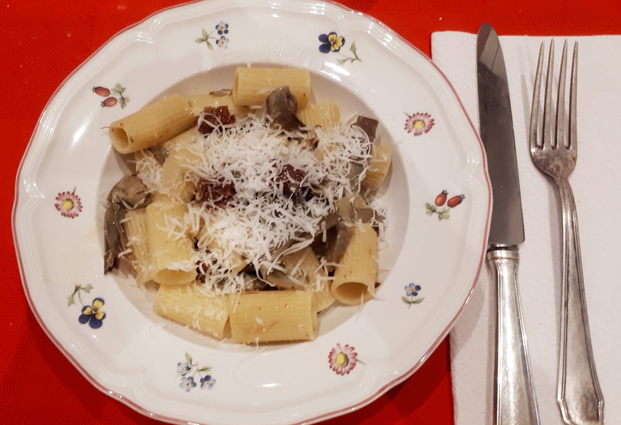 Mezze maniche con carciofi, pomodori secchi e pecorino
