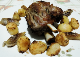 Stinco di maiale al forno con patate